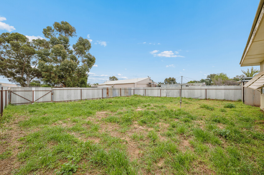 WALK TO IRYMPLE SHOPPING COMFORTABLE 3-BEDROOM HOME WITH GREAT OUTDOOR LIVING