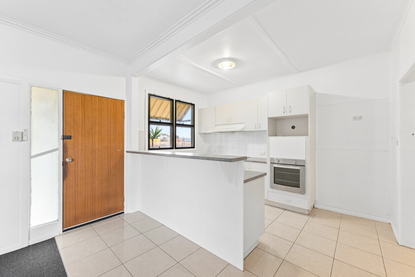 WALK TO IRYMPLE SHOPPING COMFORTABLE 3-BEDROOM HOME WITH GREAT OUTDOOR LIVING