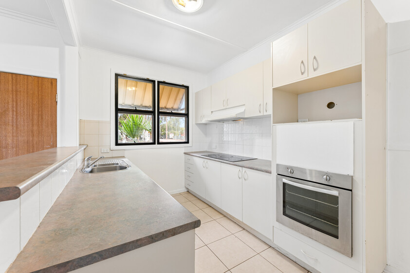 WALK TO IRYMPLE SHOPPING COMFORTABLE 3-BEDROOM HOME WITH GREAT OUTDOOR LIVING