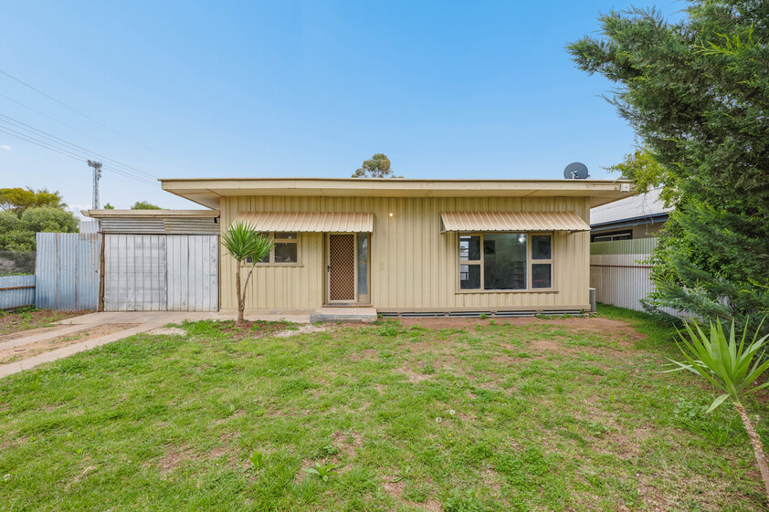 WALK TO IRYMPLE SHOPPING COMFORTABLE 3-BEDROOM HOME WITH GREAT OUTDOOR LIVING