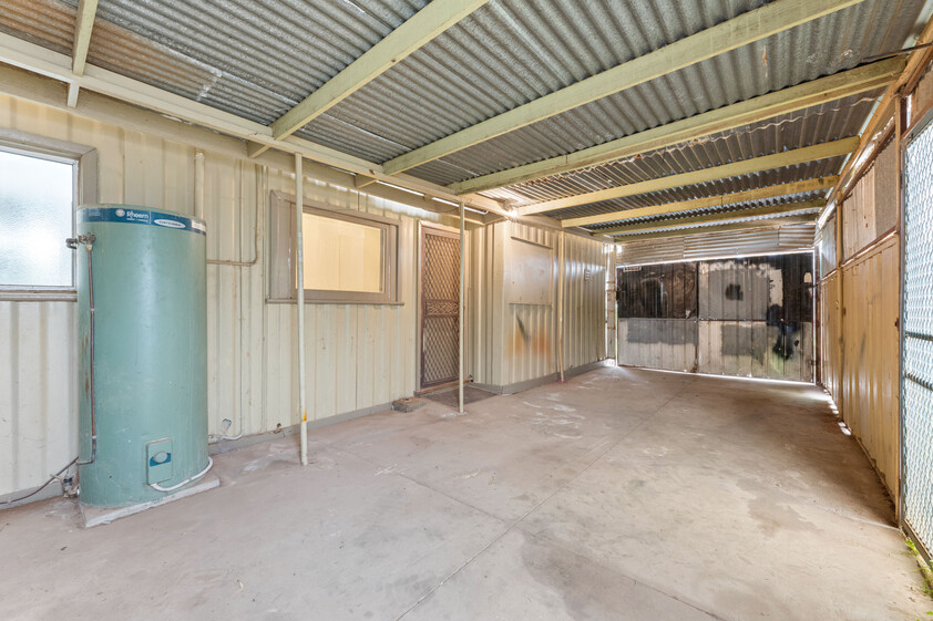 WALK TO IRYMPLE SHOPPING COMFORTABLE 3-BEDROOM HOME WITH GREAT OUTDOOR LIVING