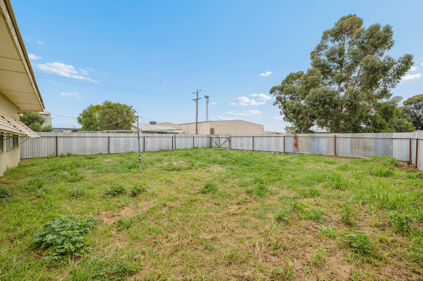 WALK TO IRYMPLE SHOPPING COMFORTABLE 3-BEDROOM HOME WITH GREAT OUTDOOR LIVING