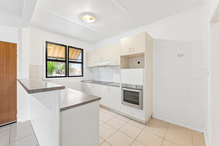 WALK TO IRYMPLE SHOPPING COMFORTABLE 3-BEDROOM HOME WITH GREAT OUTDOOR LIVING