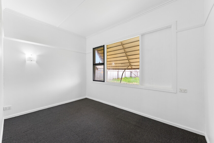 WALK TO IRYMPLE SHOPPING COMFORTABLE 3-BEDROOM HOME WITH GREAT OUTDOOR LIVING