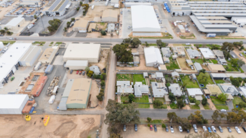 WALK TO IRYMPLE SHOPPING COMFORTABLE 3-BEDROOM HOME WITH GREAT OUTDOOR LIVING