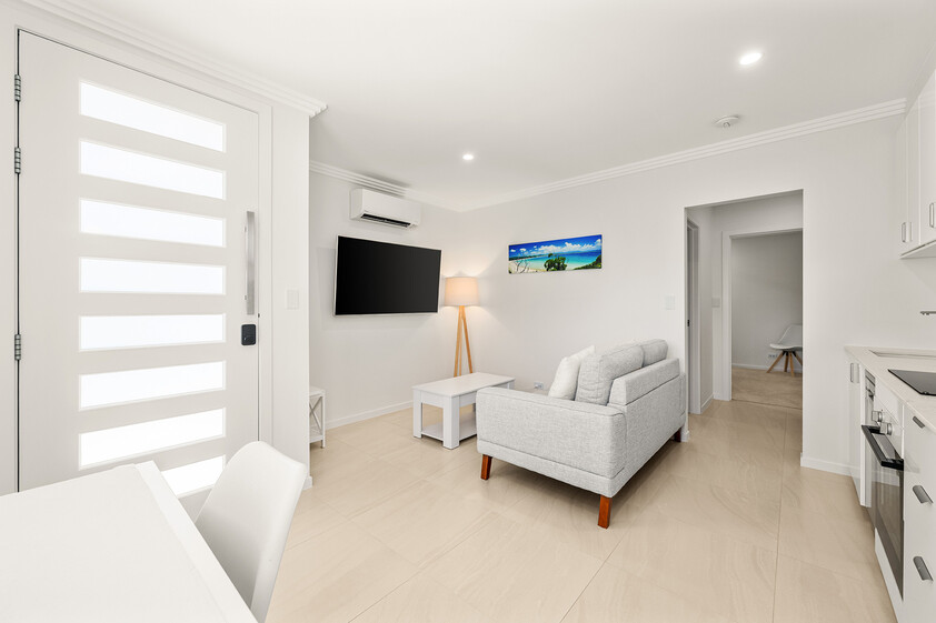 Near New, Waterfront Luxury Flat, Furnished, Utilities Included, Broadbeach Waters
