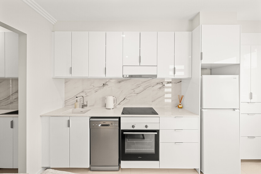 Near New, Waterfront Luxury Flat, Furnished, Utilities Included, Broadbeach Waters
