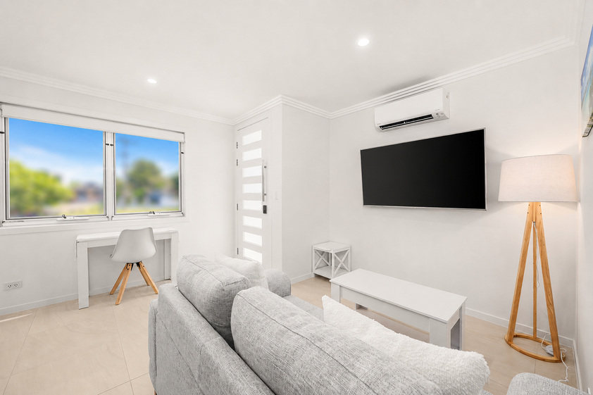 Near New, Waterfront Luxury Flat, Furnished, Utilities Included, Broadbeach Waters