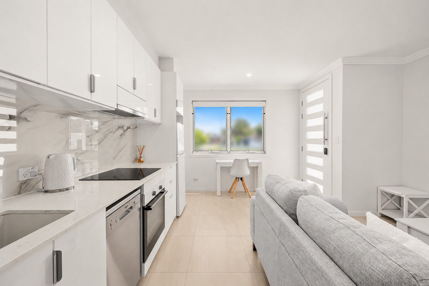 Near New, Waterfront Luxury Flat, Furnished, Utilities Included, Broadbeach Waters