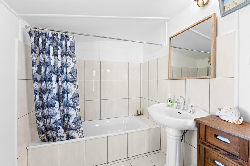 Beautifully Renovated Queensland Cottage on 4,047m² Horse Ready & Dual Access