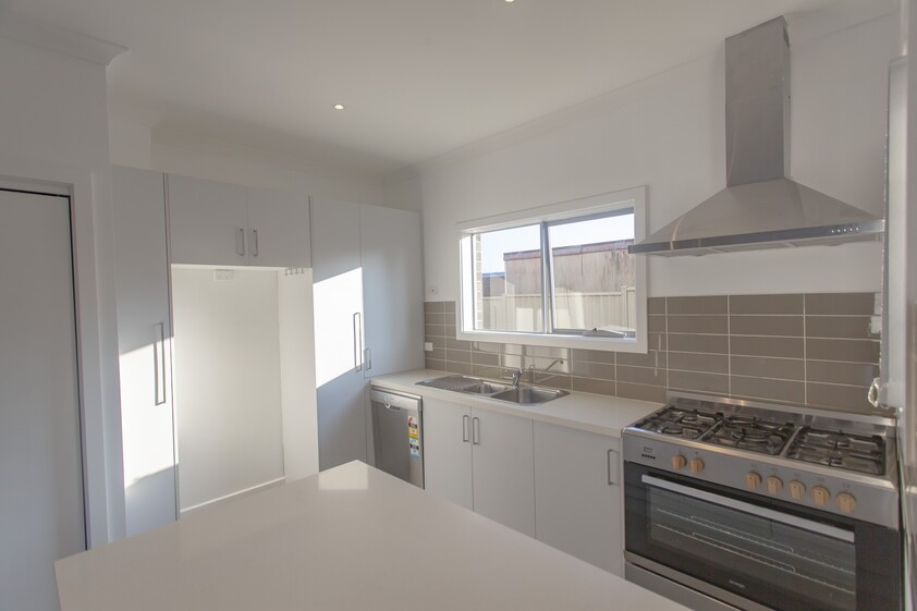 2-BEDROOM TOWNHOUSE 1 MINUTE WALK TO TRAIN STATION