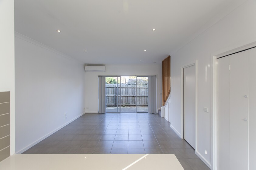 2-BEDROOM TOWNHOUSE 1 MINUTE WALK TO TRAIN STATION