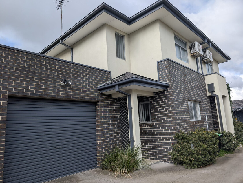 2-BEDROOM TOWNHOUSE 1 MINUTE WALK TO TRAIN STATION