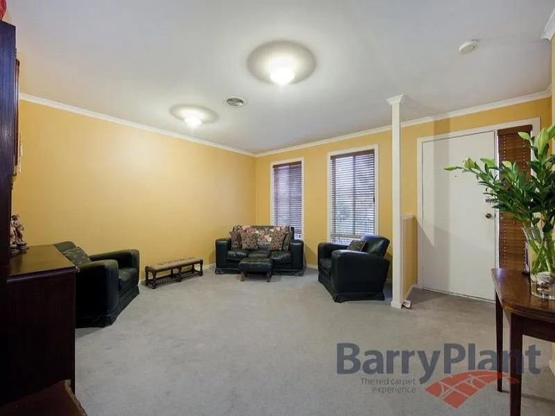 Spacious 4-Bedroom Family Home in Point Cook Perfect for Long-Term Lease!