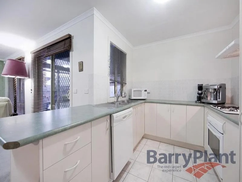Spacious 4-Bedroom Family Home in Point Cook Perfect for Long-Term Lease!