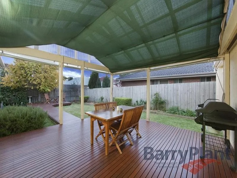 Spacious 4-Bedroom Family Home in Point Cook Perfect for Long-Term Lease!