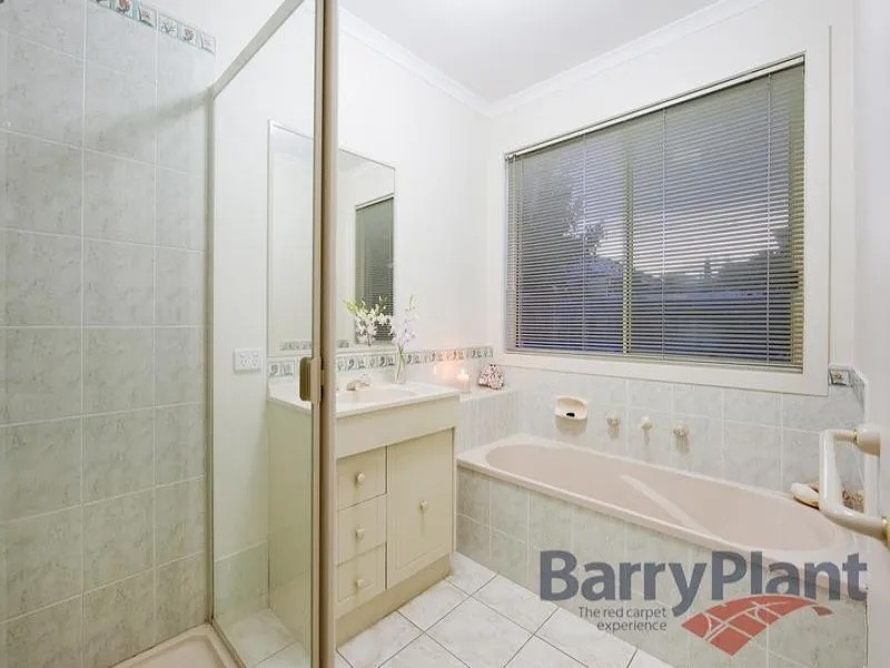 Spacious 4-Bedroom Family Home in Point Cook Perfect for Long-Term Lease!