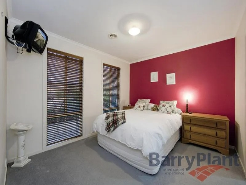 Spacious 4-Bedroom Family Home in Point Cook Perfect for Long-Term Lease!