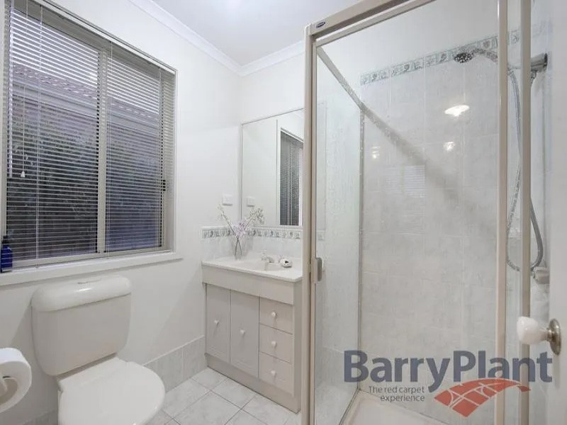 Spacious 4-Bedroom Family Home in Point Cook Perfect for Long-Term Lease!