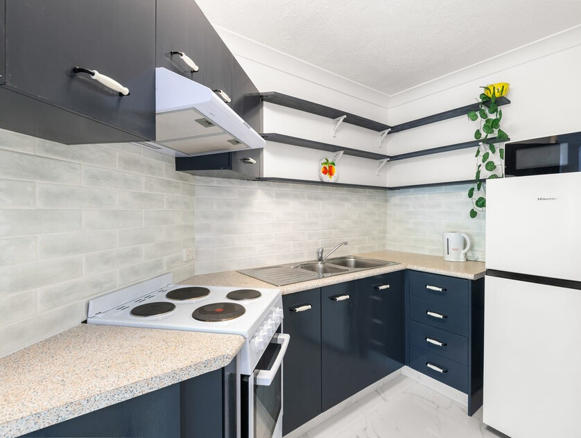 Modern One-Bedroom Apartment with Strong Rental Return in Prime Kangaroo Point Location