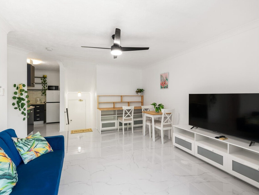 Modern One-Bedroom Apartment with Strong Rental Return in Prime Kangaroo Point Location
