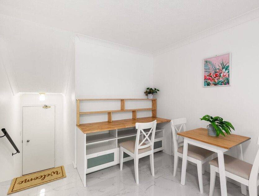 Modern One-Bedroom Apartment with Strong Rental Return in Prime Kangaroo Point Location