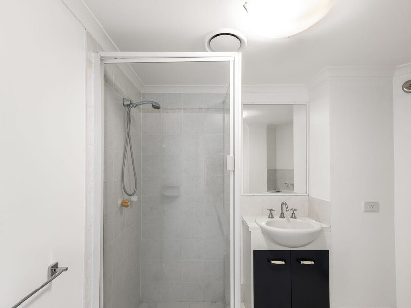 Modern One-Bedroom Apartment with Strong Rental Return in Prime Kangaroo Point Location