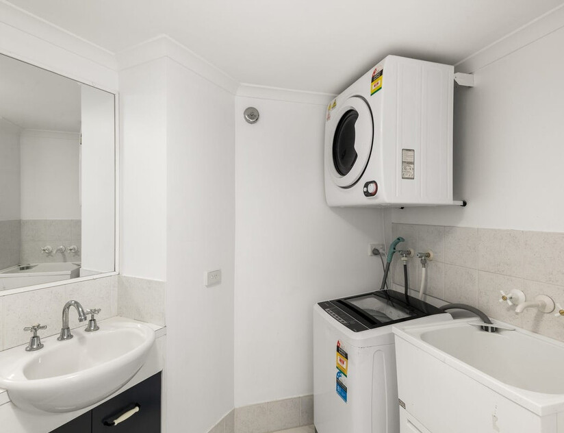 Modern One-Bedroom Apartment with Strong Rental Return in Prime Kangaroo Point Location