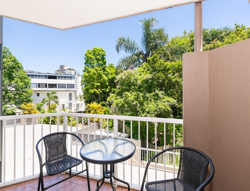 Modern One-Bedroom Apartment with Strong Rental Return in Prime Kangaroo Point Location