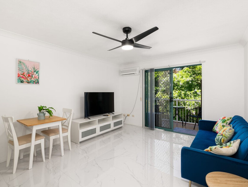 Modern One-Bedroom Apartment with Strong Rental Return in Prime Kangaroo Point Location