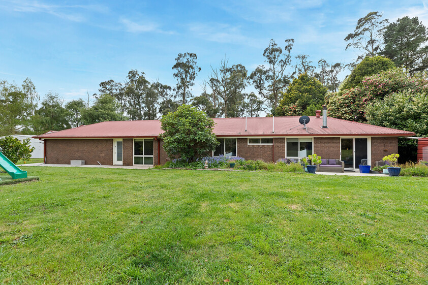 Renovated 5 Bedroom Family Lifestyle Home on Nearly 3 Acres with Exceptional Shedding