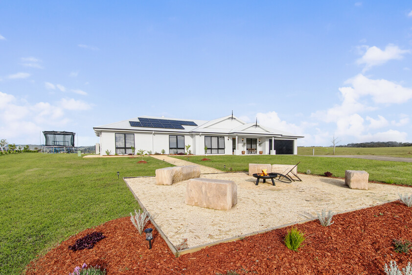 Luxury country living on 2.99 acres just 4 minutes from Dungog