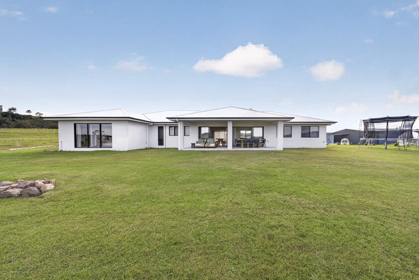 Luxury country living on 2.99 acres just 4 minutes from Dungog