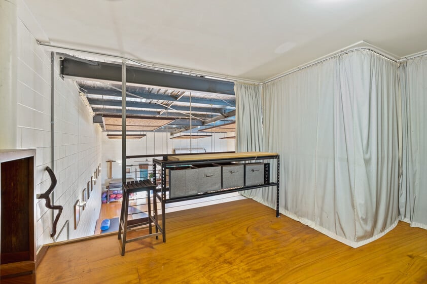 VERSATILE 193m² WAREHOUSE WITH MEZZANINE, GARDEN & MULTIPLE USE OPTIONS