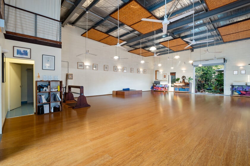 VERSATILE 193m² WAREHOUSE WITH MEZZANINE, GARDEN & MULTIPLE USE OPTIONS