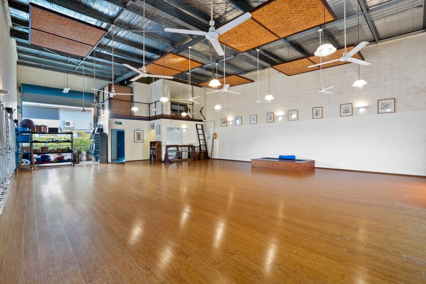 VERSATILE 193m² WAREHOUSE WITH MEZZANINE, GARDEN & MULTIPLE USE OPTIONS