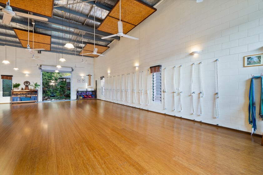 VERSATILE 193m² WAREHOUSE WITH MEZZANINE, GARDEN & MULTIPLE USE OPTIONS