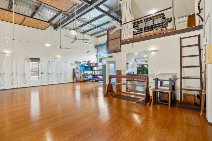 VERSATILE 193m² WAREHOUSE WITH MEZZANINE, GARDEN & MULTIPLE USE OPTIONS