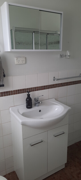 2 br Croydon Park unit, clean, comfortable, quiet and close to the city