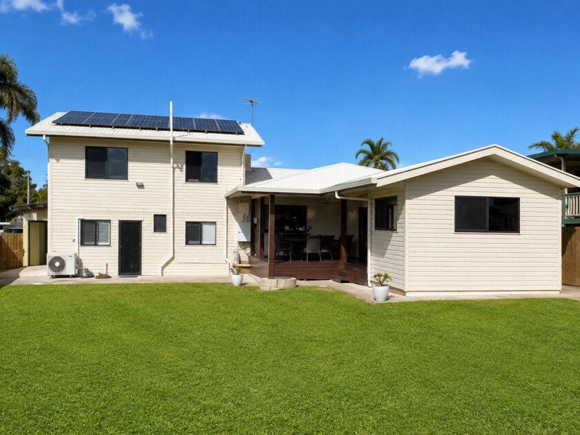 Spacious Family Living with Separate Guest Accommodation & Huge Entertaining