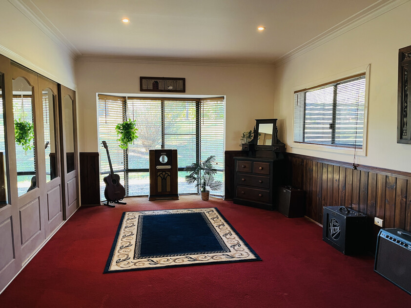 Truly exceptional & unique property with dual living option. This house ticks all the boxes!