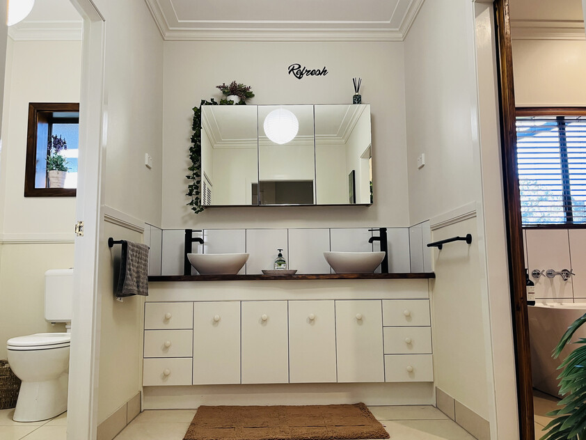 Truly exceptional & unique property with dual living option. This house ticks all the boxes!