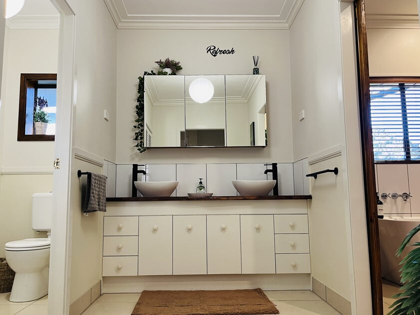 Truly exceptional & unique property with dual living option. This house ticks all the boxes!