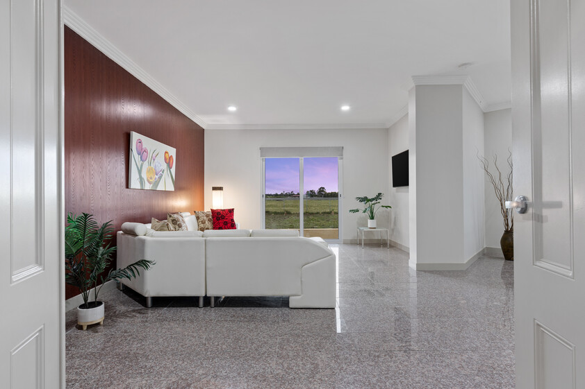 SHORT OR LONG STAYS - LARGE FULLY FURNISHED 5-Bedroom Residence near Melbourne Airport