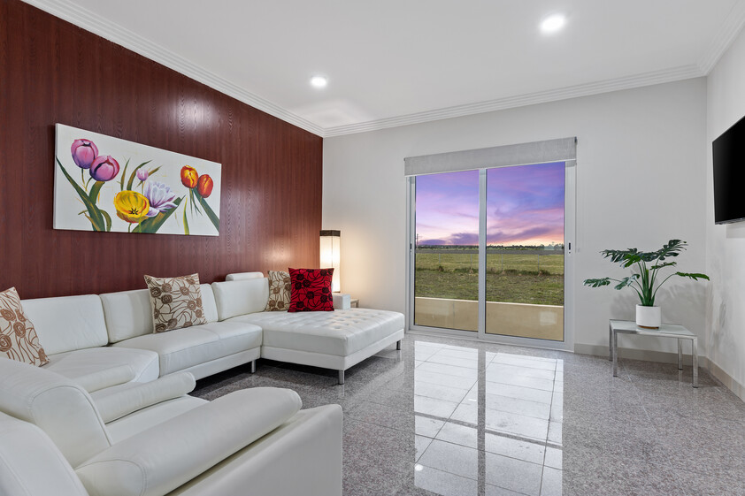 SHORT OR LONG STAYS - LARGE FULLY FURNISHED 5-Bedroom Residence near Melbourne Airport