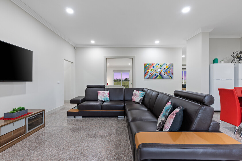 SHORT OR LONG STAYS - LARGE FULLY FURNISHED 5-Bedroom Residence near Melbourne Airport