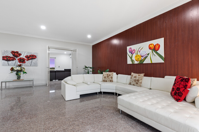 SHORT OR LONG STAYS - LARGE FULLY FURNISHED 5-Bedroom Residence near Melbourne Airport