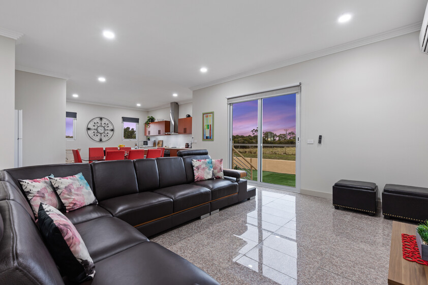 SHORT OR LONG STAYS - LARGE FULLY FURNISHED 5-Bedroom Residence near Melbourne Airport