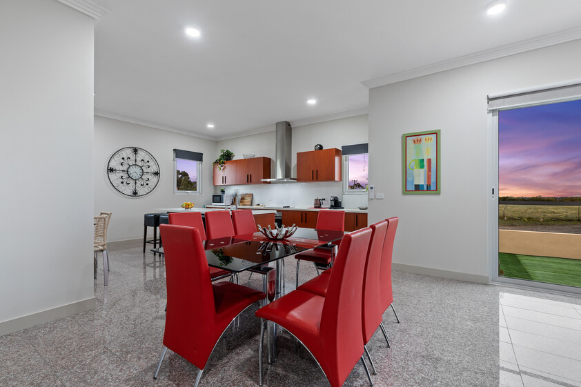 SHORT OR LONG STAYS - LARGE FULLY FURNISHED 5-Bedroom Residence near Melbourne Airport