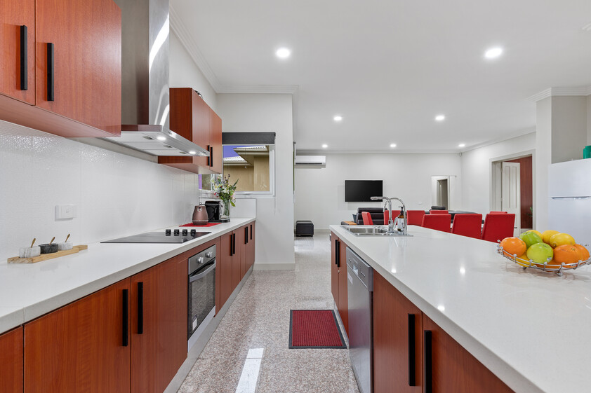 SHORT OR LONG STAYS - LARGE FULLY FURNISHED 5-Bedroom Residence near Melbourne Airport